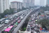 Dòng xe ùn ùn rời phố về quê nghỉ Tết, cửa ngõ Thủ đô tắc cứng
