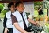 Thủ tướng Thái Lan bất ngờ lái xe ba bánh bán rong: Hơn 4 triệu hộ gia đình sắp nhận tin vui lớn