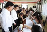 Hàng trăm hộ dân ở một xã Hà Nội ngồi chật kín nhà văn hóa nhận tiền đền bù đất tại siêu dự án 925.000 tỷ đồng có quy mô lớn nhất lịch sử Vingroup