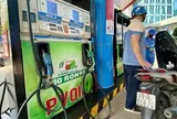 Xe đang đổ RON95 chuyển sang xăng sinh học E10 cần chú ý gì?