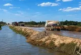 Thi công cao điểm tại cảng hàng không Quảng Trị: Tăng cường xe tưới nước kiểm soát bụi