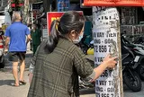 "Vô tư" dán thứ này lên cột điện ở Hà Nội, có thể bị phạt tới 20 triệu đồng