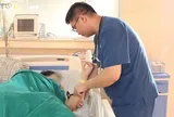 Thiếu niên 15 tuổi bị đột quỵ trong nhà vệ sinh, bác sĩ cảnh báo dấu hiệu không nên bỏ qua