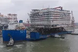 Phát hiện tàu dài 213 mét, nặng 66.000 tấn di chuyển ngoài khơi, lắp thần tốc 7 tầng thép 25.000 tấn trên 8 cọc móng ngoài biển, hoàn hành nhiệm vụ quan trọng trong 7 tiếng