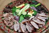 Người đàn ông 55 tuổi "chảy máu mắt" sau khi ăn thịt chó, bác sĩ phát hiện nguyên nhân bất ngờ