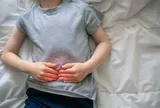 Bé gái 9 tuổi đau bụng, buồn nôn, bác sĩ gắp ra thứ đáng sợ trong bụng