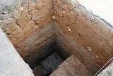 Đào đất, người dân Việt Nam phát hiện vật hình trụ dài 3m màu đỏ lạ, chuyên gia xác nhận báu vật hơn 1.000 năm tuổi