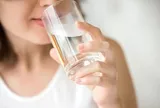 Chỉ uống nước suốt 15 ngày, người phụ nữ 31 tuổi có dáng đi "lạ"
