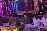 Kiểm tra quán Karaoke, phát hiện 4 cô gái múa khiêu dâm trong phòng VIP