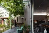 Ngôi nhà 'quay lưng' với phố, mở ra khu vườn bên sông