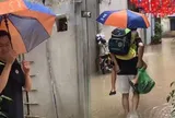 Nhiều tuyến phố Hà Nội ngập sâu, bố lội nước 3 lượt cõng con đến lớp