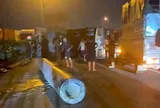Rơi cột bê tông khiến 3 ô tô tông liên hoàn, quốc lộ 5 ùn tắc kéo dài trong đêm
