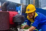 Công nhân dầm mưa bơm nước 'giải cứu' ngập chân cầu Ba Son