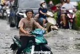 Nhiều tuyến đường ở TPHCM ngập sâu do triều cường