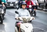 Hà Nội giảm gần 10°C, người dân mặc đồ 'trên đông dưới hè' xuống phố