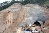 Cận cảnh thi công hầm xuyên núi trên cao tốc kết nối với Lào