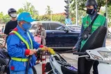 Doanh nghiệp tự quyết giá xăng dầu nhưng công bố giá mới ít nhất trước 30 phút
