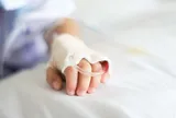 Bé trai 16 tháng tuổi uống nhầm dầu thắp đèn thờ