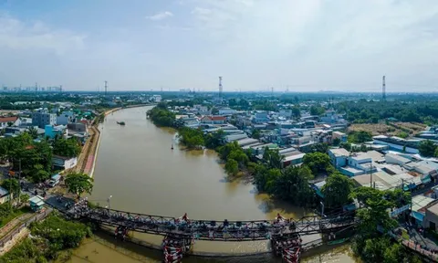 Nhìn lại cầu sắt hơn 50 năm tuổi, đi phải 'canh lượt tránh nhau' ở TPHCM