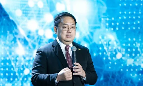 Sinh viên hỏi xoáy "Các chuyên gia AI làm gì khi bị mất điện", ông Hoàng Nam Tiến đứng ngồi không yên, phải xuống gặp tận nơi để trả lời
