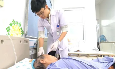 Bị zona không điều trị sớm, cụ bà 78 tuổi hoại tử gần nửa da đầu