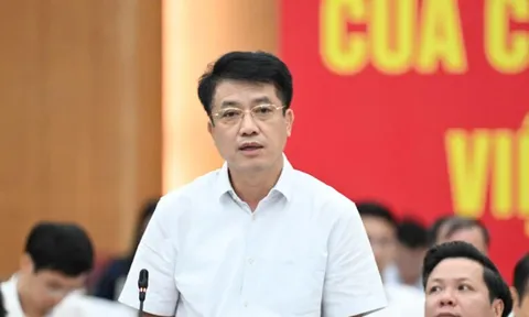 Bộ Nội vụ: ‘Không phải ai cũng được chuyển thành công chức’