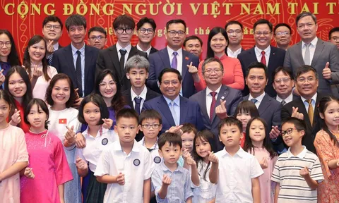 Thủ tướng gặp gỡ bà con cộng đồng người Việt Nam tại Trung Quốc