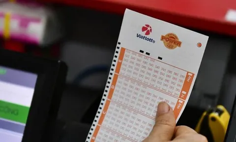 Vietlott công bố con số cực lớn, 3 người cùng lúc được chia thưởng "khủng"