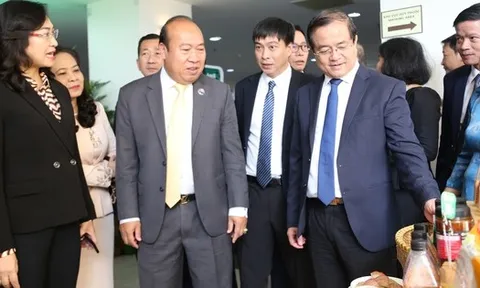 Đặt mục tiêu 20 tỉ USD kim ngạch thương mại song phương Việt Nam - Campuchia