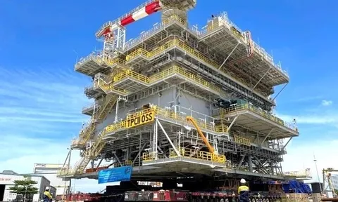 Kỷ lục vận chuyển và hạ thuỷ kiện hàng 4.000 tấn lớn nhất Việt Nam: Doanh nghiệp nào đứng sau?