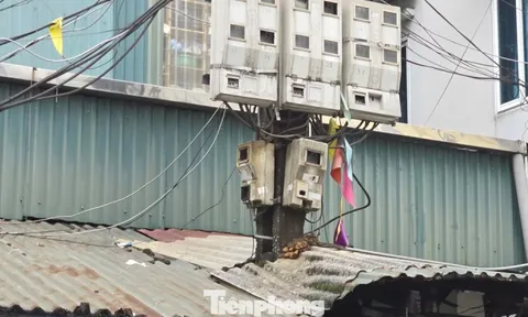 Kỳ lạ nhà 'ôm' cột điện tại phường trung tâm Thủ đô