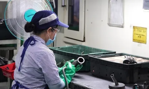 Không xóa bỏ, cắt giảm tiền lương, chế độ khi điều chỉnh lương tối thiểu