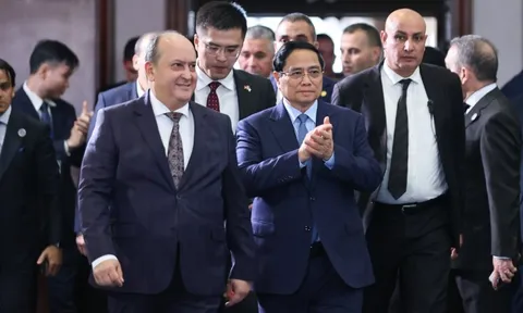 Từ trồng chè tới sản xuất chip: Thủ tướng kêu gọi doanh nghiệp Việt đầu tư vào nền kinh tế 260 tỷ USD