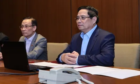 Thủ tướng họp khẩn trực tuyến từ Algeria về ứng phó mưa lũ, thiên tai