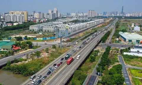 TẠO SỨC BẬT ĐỂ TP HCM BỨT PHÁ: Khơi thông điểm nghẽn thể chế