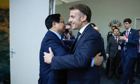 Thủ tướng Phạm Minh Chính gặp Tổng thống Pháp Emmanuel Macron