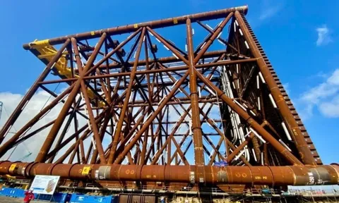 Công trình 3.000 tỷ cần hơn 13.000 tấn thép, huy động gần 1.000 kỹ sư và công nhân giữa biển khơi Việt Nam: Ai đứng sau?