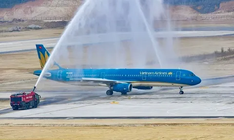 Thời khắc lịch sử: Siêu máy bay vừa 'xông đất' sân bay 16 tỷ USD của Việt Nam