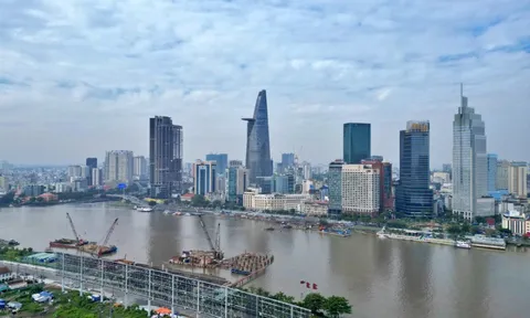 Cầu đi bộ nghìn tỷ qua sông Sài Gòn dần lộ diện sau 9 tháng thi công