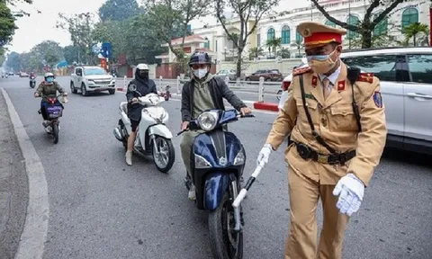 Cứ hồn nhiên làm điều này khi đi xe máy, nhiều người không hay biết có thể bị phạt tới 14 triệu đồng