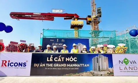 The Grand Manhattan của Novaland tăng tốc thi công, chính thức cất nóc tháp cuối cùng
