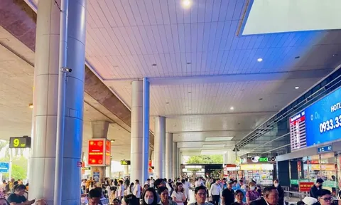 Dòng người nghỉ Tết bắt đầu đổ về sân bay Tân Sơn Nhất