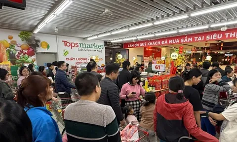 Người dân ào ào sắm Tết, siêu thị kín khách đến khuya