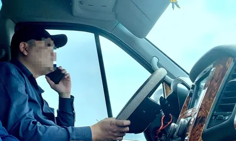 Nghe điện thoại khi ô tô đang chờ đèn đỏ có bị phạt?