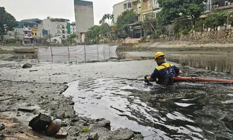 Công nhân ngâm mình trong nước bẩn, nạo vét cống, sông Hà Nội ngày 29 Tết
