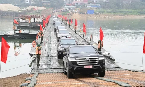 Thủ tướng khen các đơn vị 'thần tốc' hoàn thành cầu phao bắc qua sông Lô