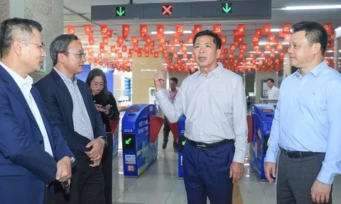 Bộ trưởng Xây dựng Trần Hồng Minh thị sát sân bay, nhà ga, đường sắt đô thị, bến xe chiều 29 Tết