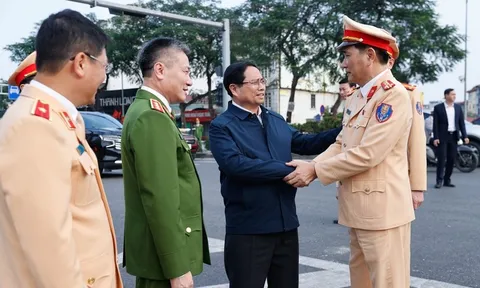 Thủ tướng kiểm tra, động viên các lực lượng công an ứng trực dịp Tết