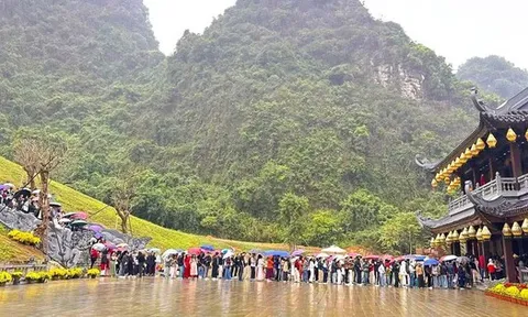 Khách đổ về Ninh Bình du Xuân, nhiều điểm du lịch quá tải