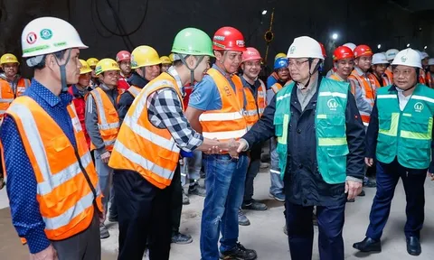 Thủ tướng kiểm tra hiện trường thi công tuyến đường sắt đô thị Nhổn - Ga Hà Nội